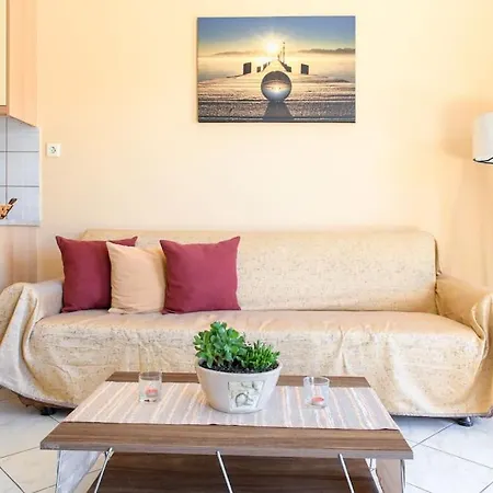 Panos Triple أرغوستولي